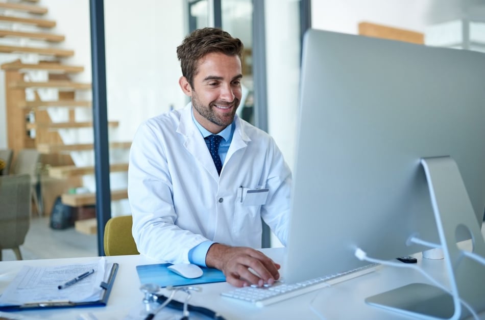 Doctor using the one of the best EHR for private practice