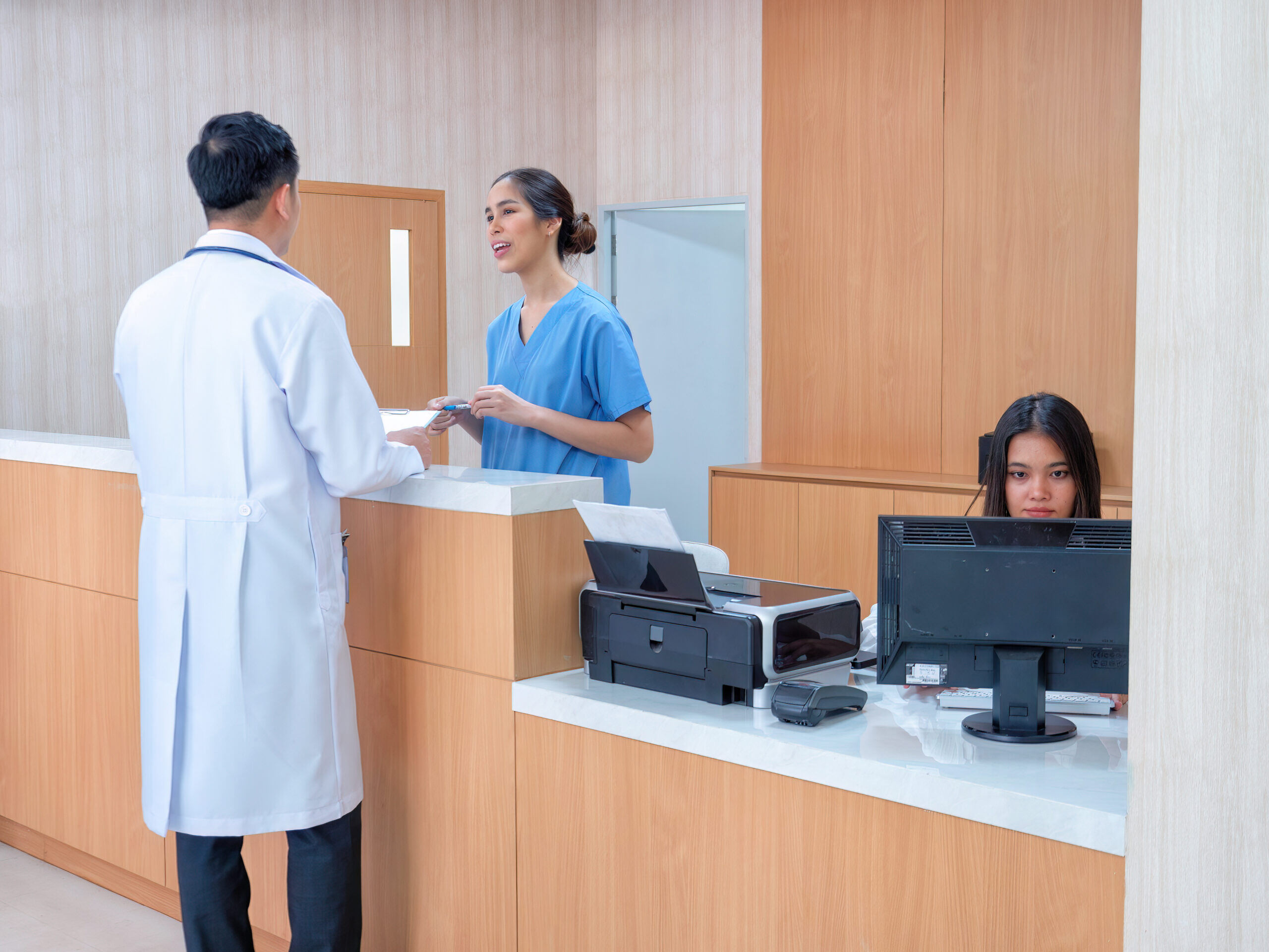 Optimizing Front Desk Operations: How Amazing Charts PM Software Makes Your Practice Run Smoother